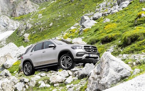 Серебристый внедорожник Mercedes-Benz GLE, 2019 в горах 