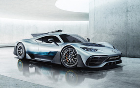 Серебристый спортивный автомобиль Mercedes Amg Project One 2018