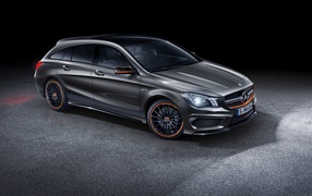 Серебристый стильный автомобиль Mercedes CLA Shooting Brake