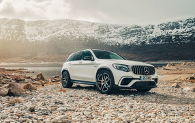 Белый внедорожник Mercedes AMG GLC 63 S, 2018 года на фоне гор