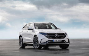 Белый автомобиль Mercedes-Benz EQC, 2020 года на фоне неба