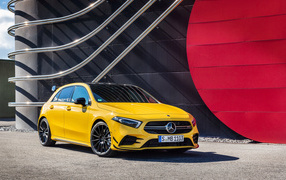 Желтый автомобиль Mercedes-AMG A35, 2019 года
