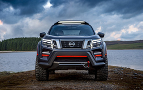 Внедорожник Nissan Navara на фоне грозового неба