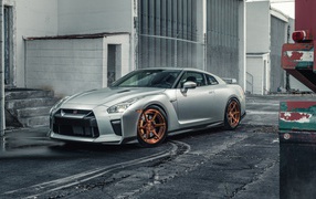 Серебристый автомобиль Nissan GTR