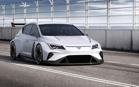 Автомобиль Cupra E Racer 2018 года на гоночной трассе