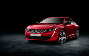 Красный стильный автомобиль Peugeot 508 GT на черном фоне