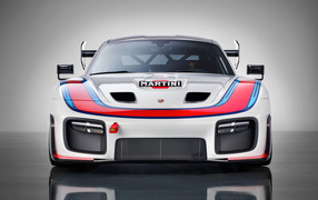 Спортивный автомобиль Porsche 935 2019 года вид спереди