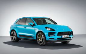Голубой автомобиль  Porsche Macan S, 2018 на сером фоне