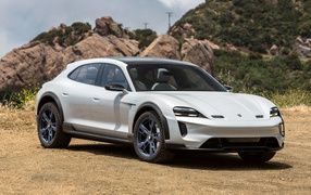 Белый автомобиль Porsche Mission E Cross Turismo 2018