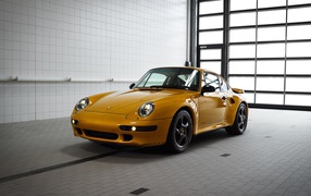 Желтый Porsche 911 Turbo Classic Series, 2018 года в гараже