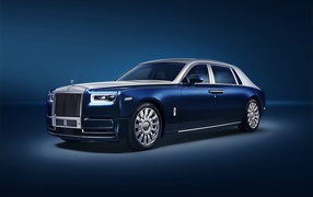 Синий автомобиль Rolls-Royce Phantom EWB 2018
