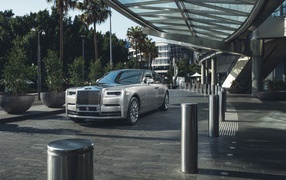 Серебристый стильный Rolls Royce Phantom 2018