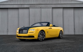 Желтый автомобиль кабриолет Rolls-Royce Dawn, 2018
