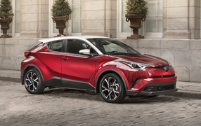 Красный стильный кроссовер Toyota C-HR