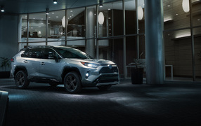 Серебристый внедорожник Toyota RAV4, 2019