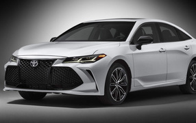 Белый автомобиль Toyota Avalon 2019 на сером фоне