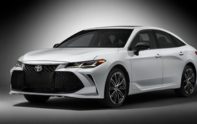 Белый автомобиль Toyota Avalon Touring, 2019 на сером фоне