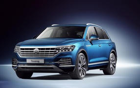 Синий автомобиль Volkswagen Touareg 2019 года