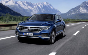 Синий автомобиль Volkswagen Touareg,  2018 на трассе 