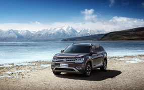 Автомобиль внедорожник Volkswagen Teramont, 2019 на фоне гор