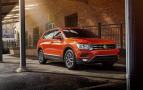 Красный внедорожник Volkswagen Tiguan, 2018 года в городе
