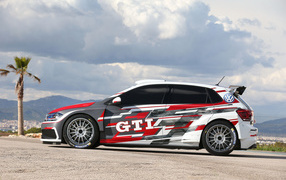 Спортивный автомобиль Volkswagen Polo GTI R5, вид сбоку