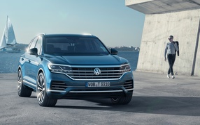 Стильный немецкий автомобиль Volkswagen Touareg 2018