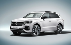 Белый автомобиль Volkswagen Touareg 2018 R-Line