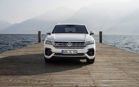 Белый автомобиль Volkswagen Touareg, 2018 года на мосту