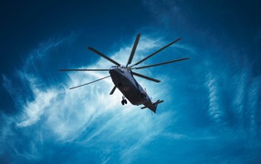 Военный вертолет Mil Mi-26 в голубом небе