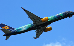 Пассажирский самолет Boeing 757-256 в небе