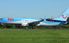 Пассажирский самолет Boeing 737-8K5 готовится к взлету