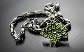 Красивое украшение с камнями на сером фоне