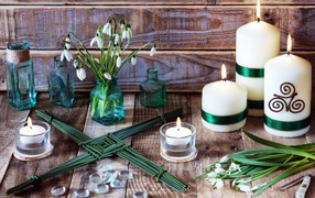 Букет подснежников на столе с зажженными свечами