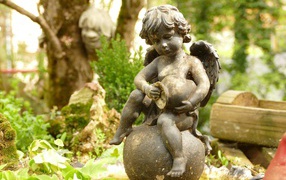 Бронзовая статуя ангела в парке