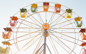 Карусель колесо обозрения на сером фоне