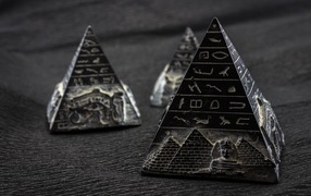 Фигурки пирамиды с символами крупным планом