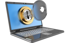 Ключ в замочной скважине на мониторе ноутбука