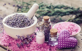 Цветы лаванды в ступке с маслом и солью
