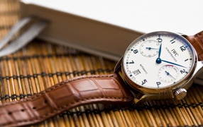 Мужские часы с кожаным ремешком 