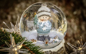 Снежный стеклянный шар с фигуркой внутри 