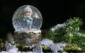 Снежный шар с фигуркой и еловой заснеженной веткой 