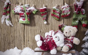 Два плюшевых мишки в теплых костюмах зимой