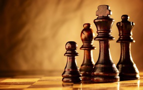 Деревянные шахматные фигуры на шахматной доске