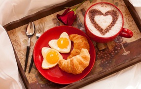 Чашка кофе с круассанами и яичницей на завтрак для любимой
