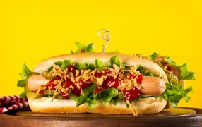 Аппетитные хотдоги на желтом фоне крупным планом