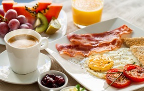 Аппетитный завтрак с кофе на столе