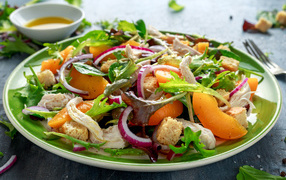 Аппетитный салат с курицей на большой тарелке