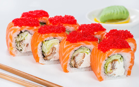 Аппетитные роллы с красной рыбой и красной икрой