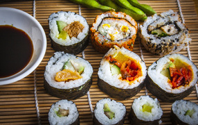 Аппетитные роллы с соевым соусом на бамбуковой салфетке 